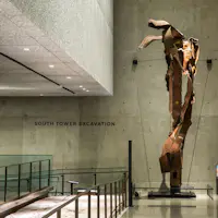 在一个混凝土画廊展示的大型扭曲金属雕塑,墙上写着“南塔挖掘”。