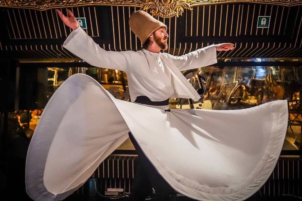 现场音乐表演让您沉浸在神奇的氛围中。