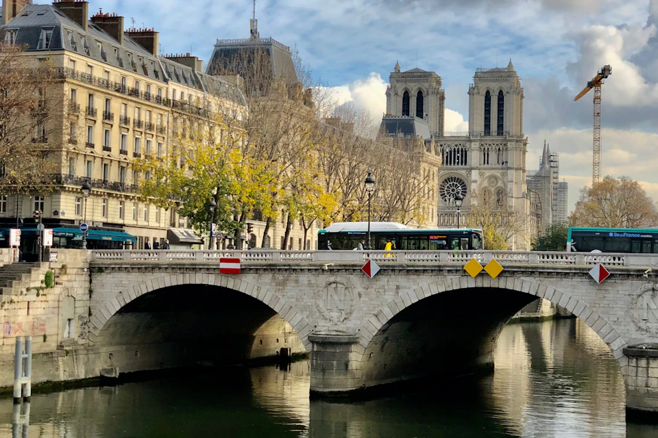City guided walking tour of Paris with Babylon Tours