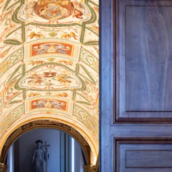 Affreschi e statua del Cristo Risorto, seduto con la Croce