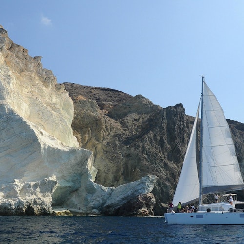 Santorini Sailing: Crucero compartido en catamarán con comidas y bebidas