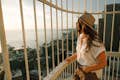 Donna che si gode il panorama sul ponte dell'Osservatorio della Smith Tower