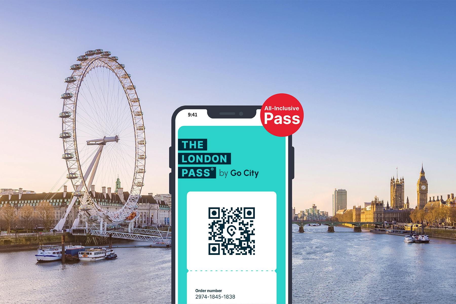 Lo schermo di un telefono che mostra un codice QR per "The London Pass" di Go City, sullo sfondo del London Eye e del fiume Tamigi.