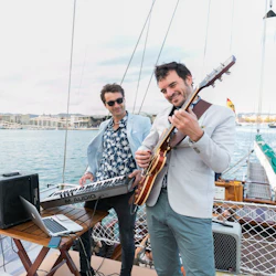 Solnedgång med ekokatamaranresa med livemusik