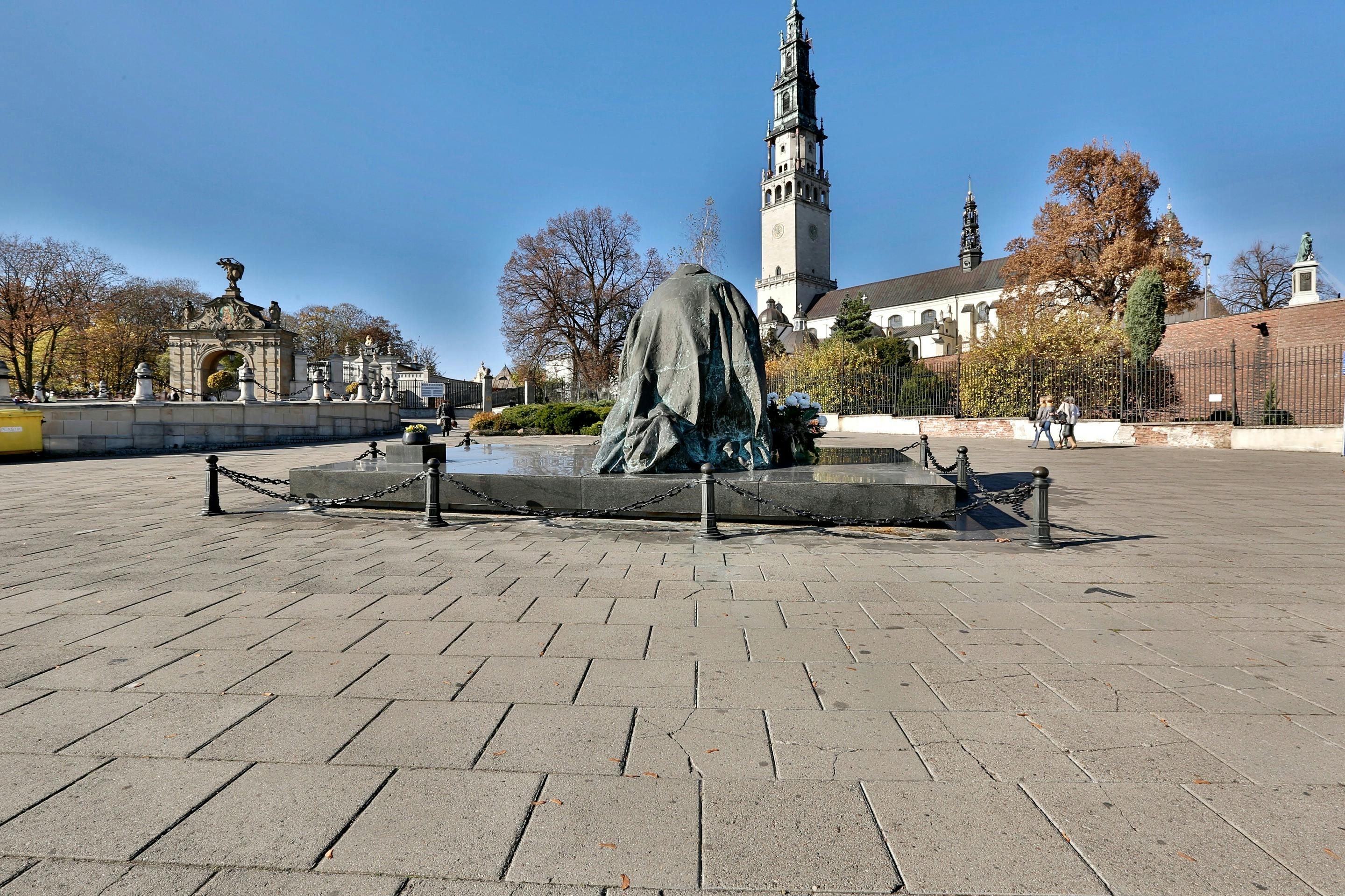 Άγαλμα στο συγκρότημα