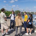 Gids en kleine groep op de Nieuwe Brug met uitzicht op de rivier de Seine richting de Eiffeltoren