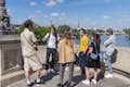 导游和小团体在新桥上俯瞰塞纳河，前往埃菲尔铁塔