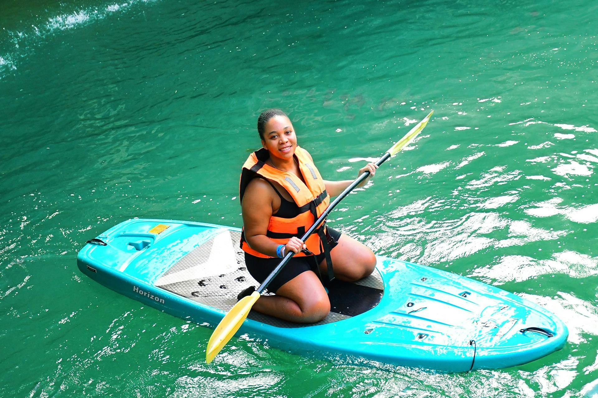 세노테에서 패들보딩 즐기기