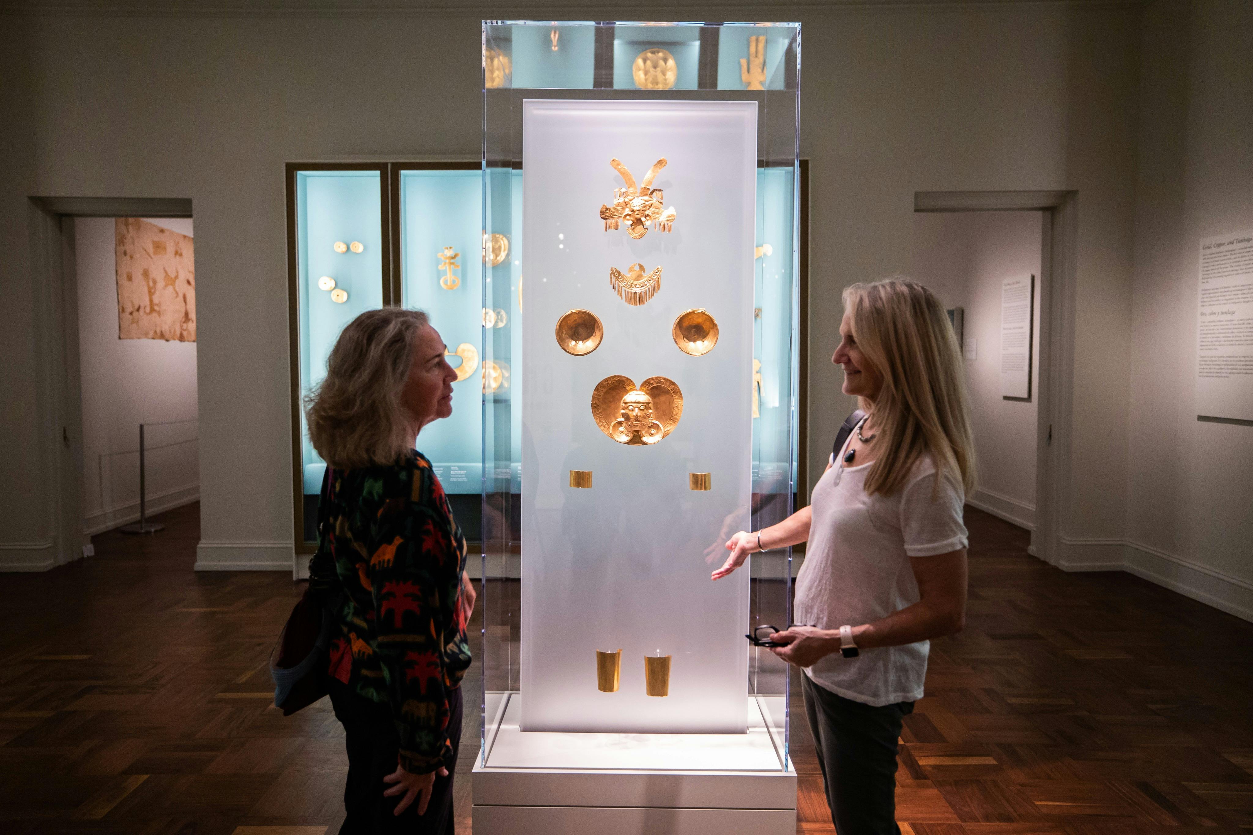 법조 건물에 전시된 금 유물을 즐기는 게스트