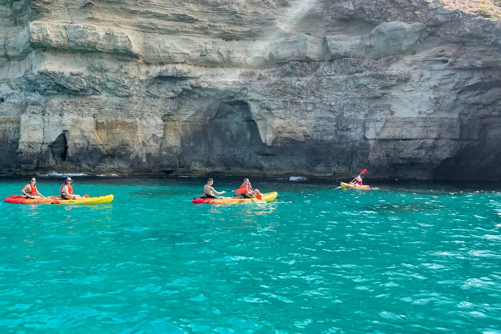 마요르카 남부 바다 동굴 투어와 카약 여행. 수영, 스노클링, 간식을 즐길 수 있는 경유지입니다.