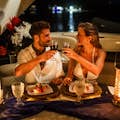 Romantisch diner op luxe jacht Koppel proost met een glas rode wijn
