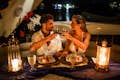 Romantická večeře na luxusní jachtěPár přípitků se sklenkou červeného vína