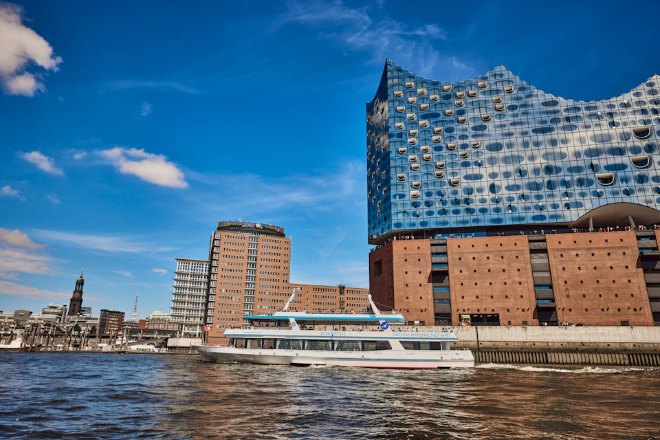 Grand harbor tour past the Elbphilharmonie.