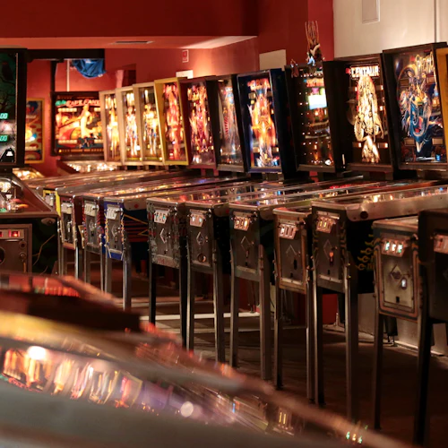 En rad vintage-flipperspel under varm belysning med det närmaste med ett "Haunted House" -tema.