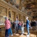 Guía y pequeño grupo en la Galería Apolo del Louvre
