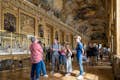 Gids en kleine groep in de Apollo Galerij in het Louvre