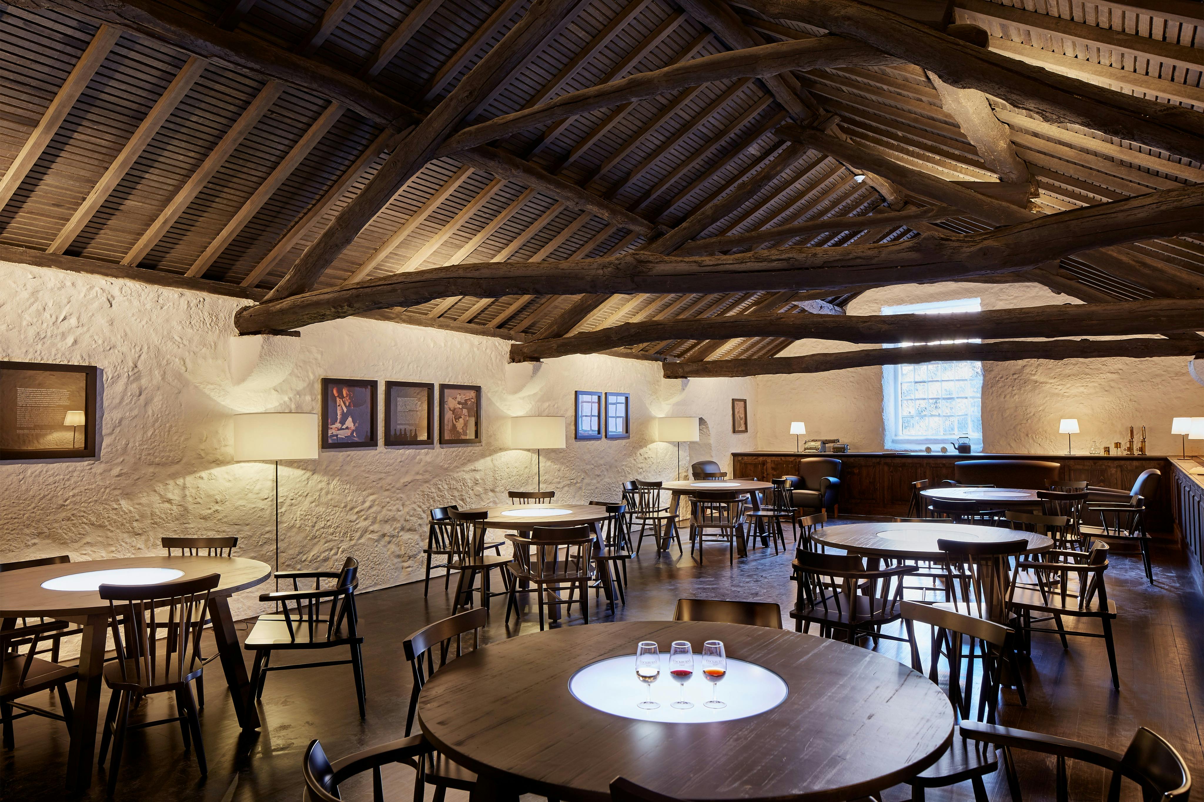 这是一间优雅的房间，您可以在这里品尝最稀有的Cockburn 's Port。