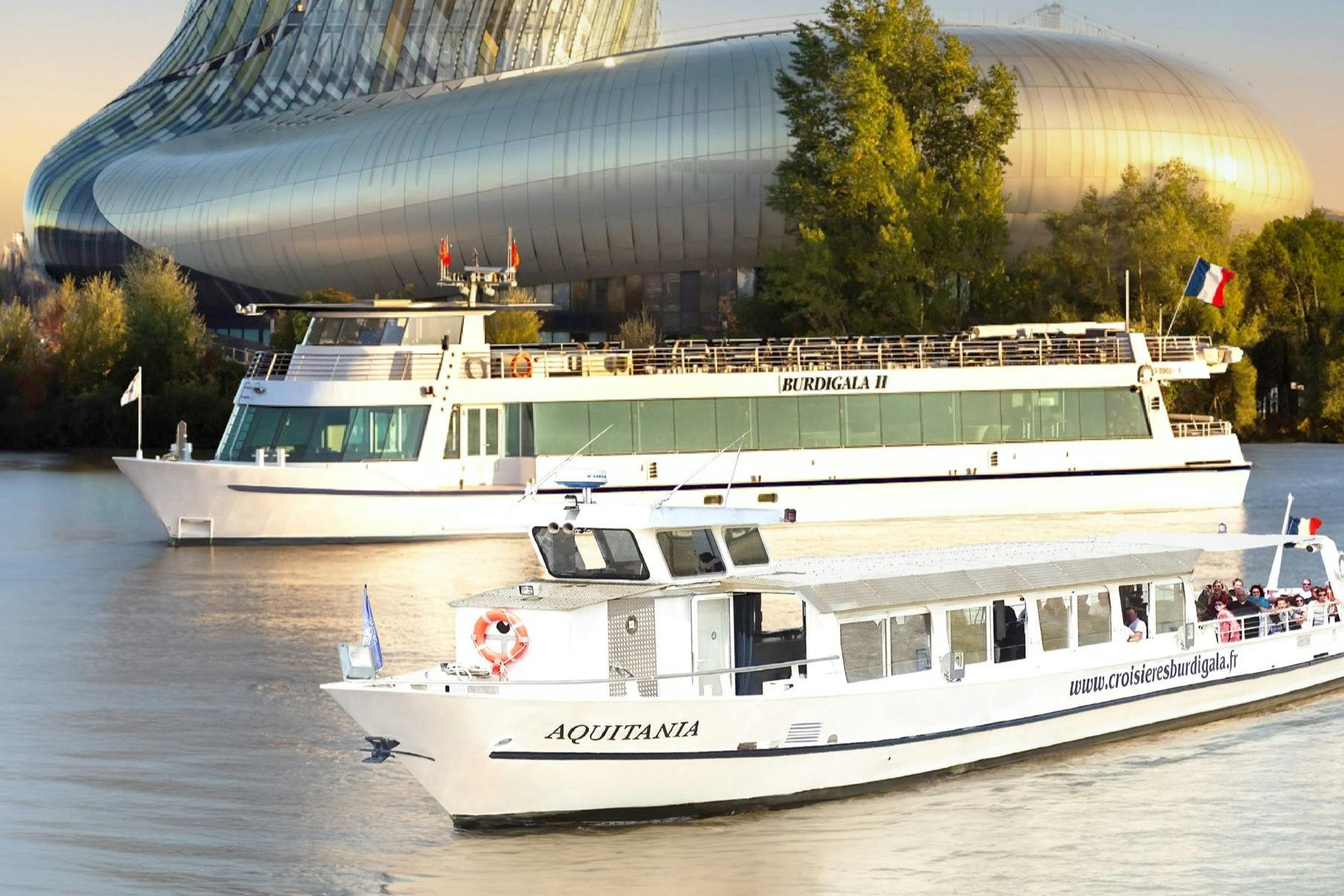 Två kryssningsfartyg i Bordeaux