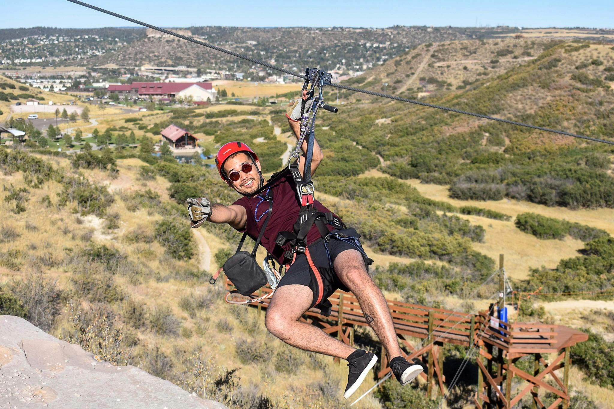 边缘高空滑索和探险