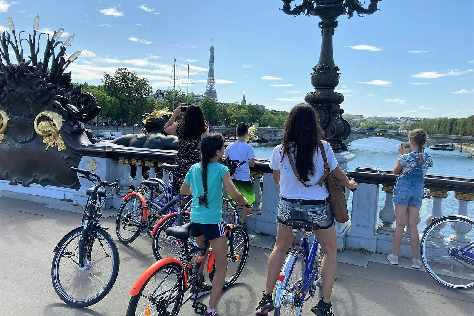 Wieża Eiffla widziana z mostu Aleksandra III