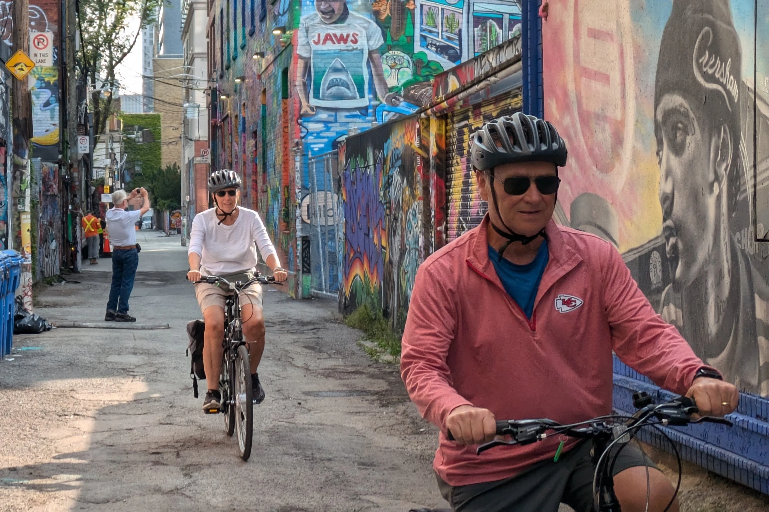 Toronto: Guided Neighbourhoods E-bike Tour