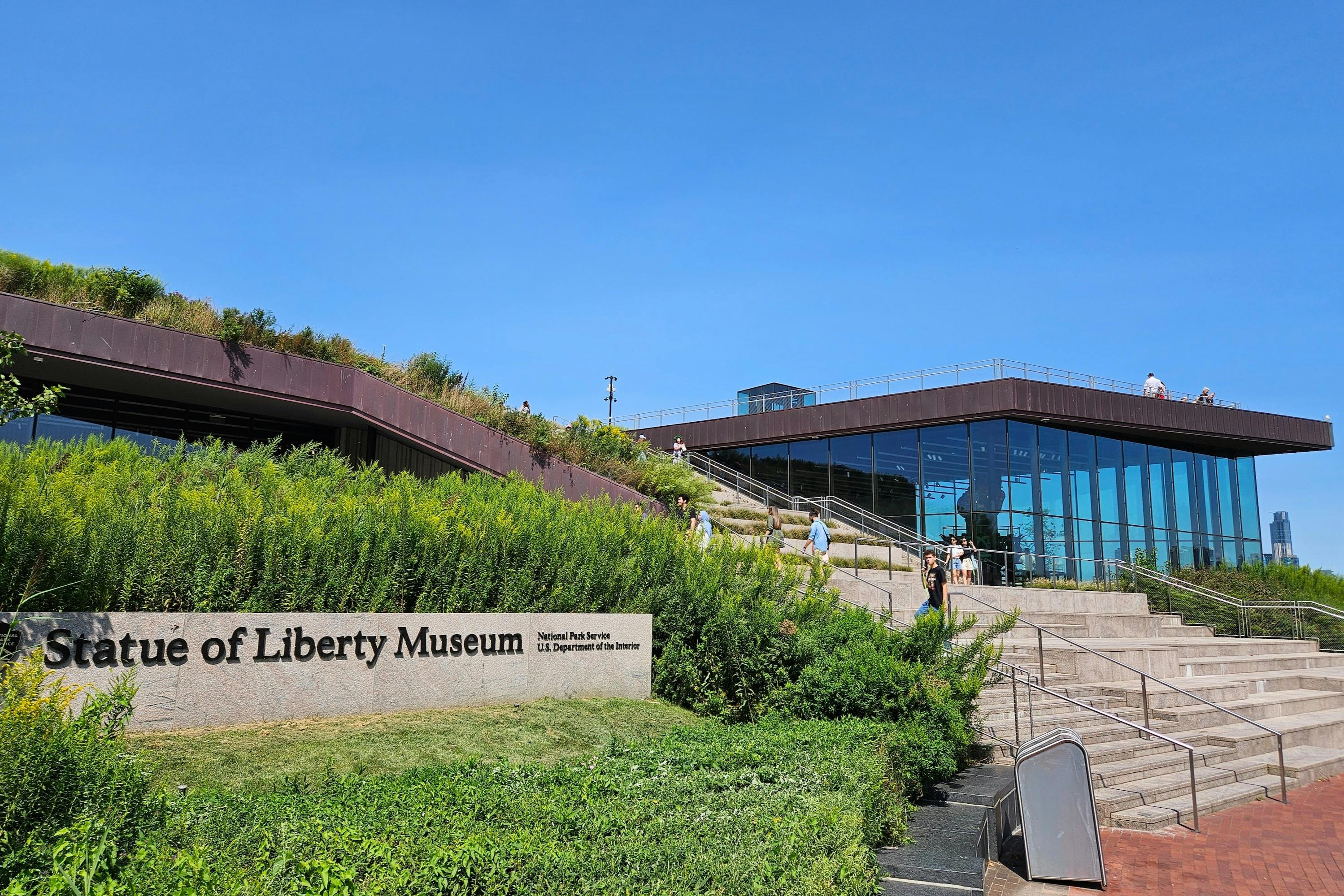 リバティー島にある新しい自由の女神像博物館を訪れよう