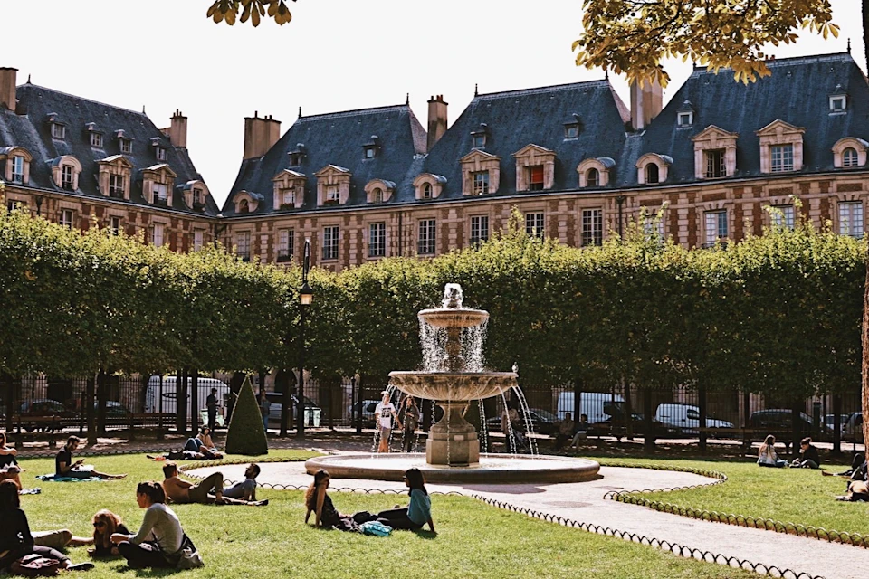 Guided tour of the Marais district and Jewish quarter of Paris by Babylon Tours.