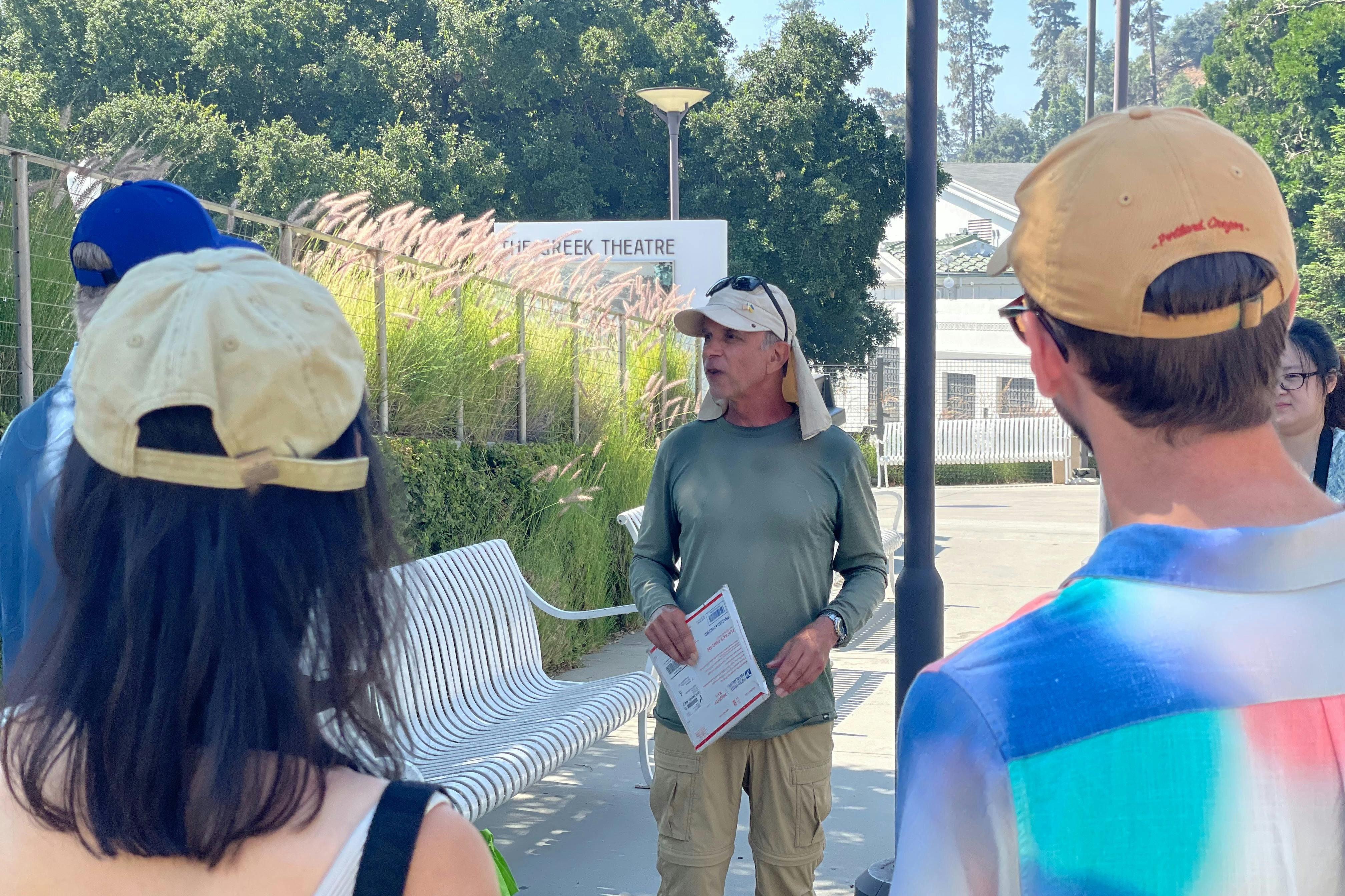 このハイキングの出発点は、グリフィスパークの入り口にあるギリシャ劇場のチケット売り場です