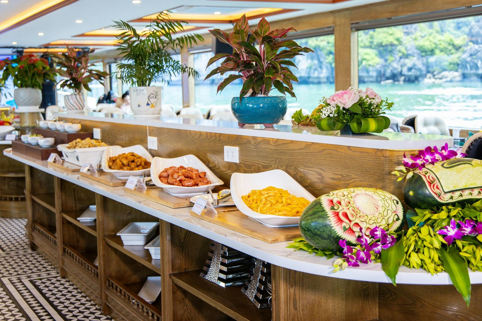 Baia di Ha Long: Tour Premium a 5 stelle in barca + buffet e festa al tramonto + trasferimento opzionale — 2