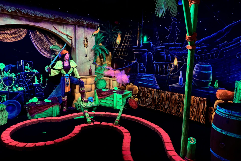Beware, pirate! Keep calm & minigolf.