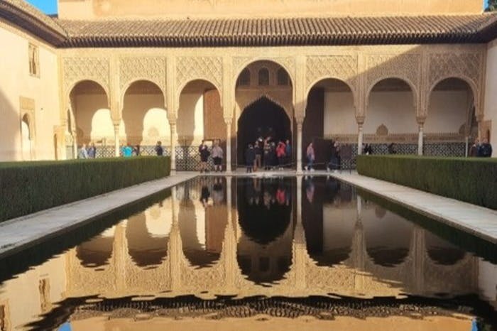 알함브라 파티오 코마레스