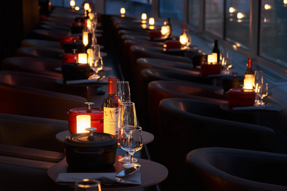 Interior view of Paris on stage during your dinner cruise in Paris