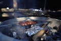 Lappländisches Barbecue und warmes Feuer beim Warten auf die Nordlichter