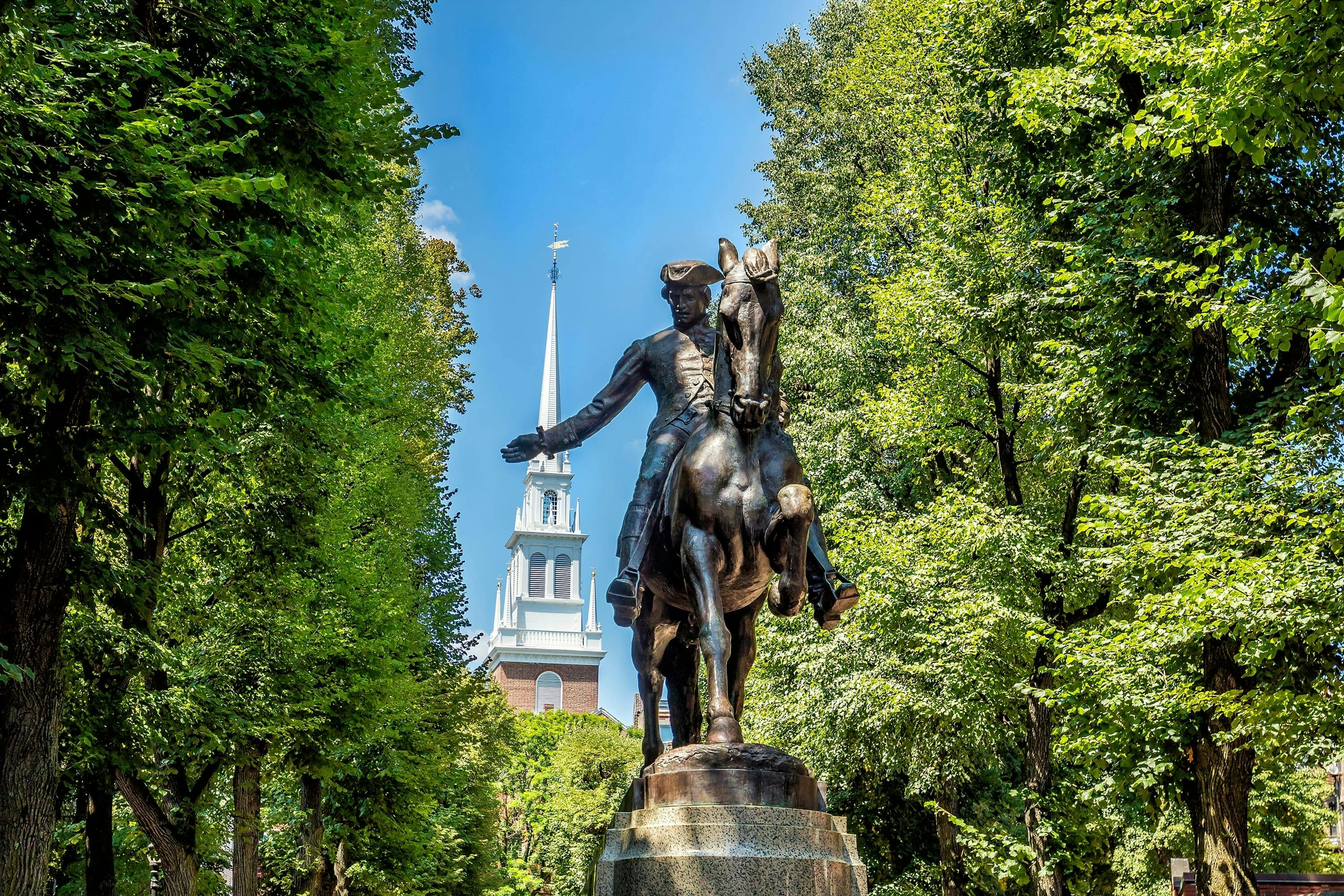 Poslechni si legendární pravdivé příběhy bostonských revolucionářů, jako je Paul Revere, Půlnoční jezdec ve starém severním kostele (1723)