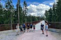 Foto de grupo cruzando el puente natural hacia el parque nacional