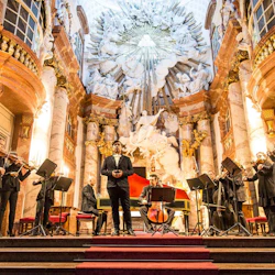 Föreställning av "4 Seasons" av Vivaldi i helgedomen St Charles Church Wien