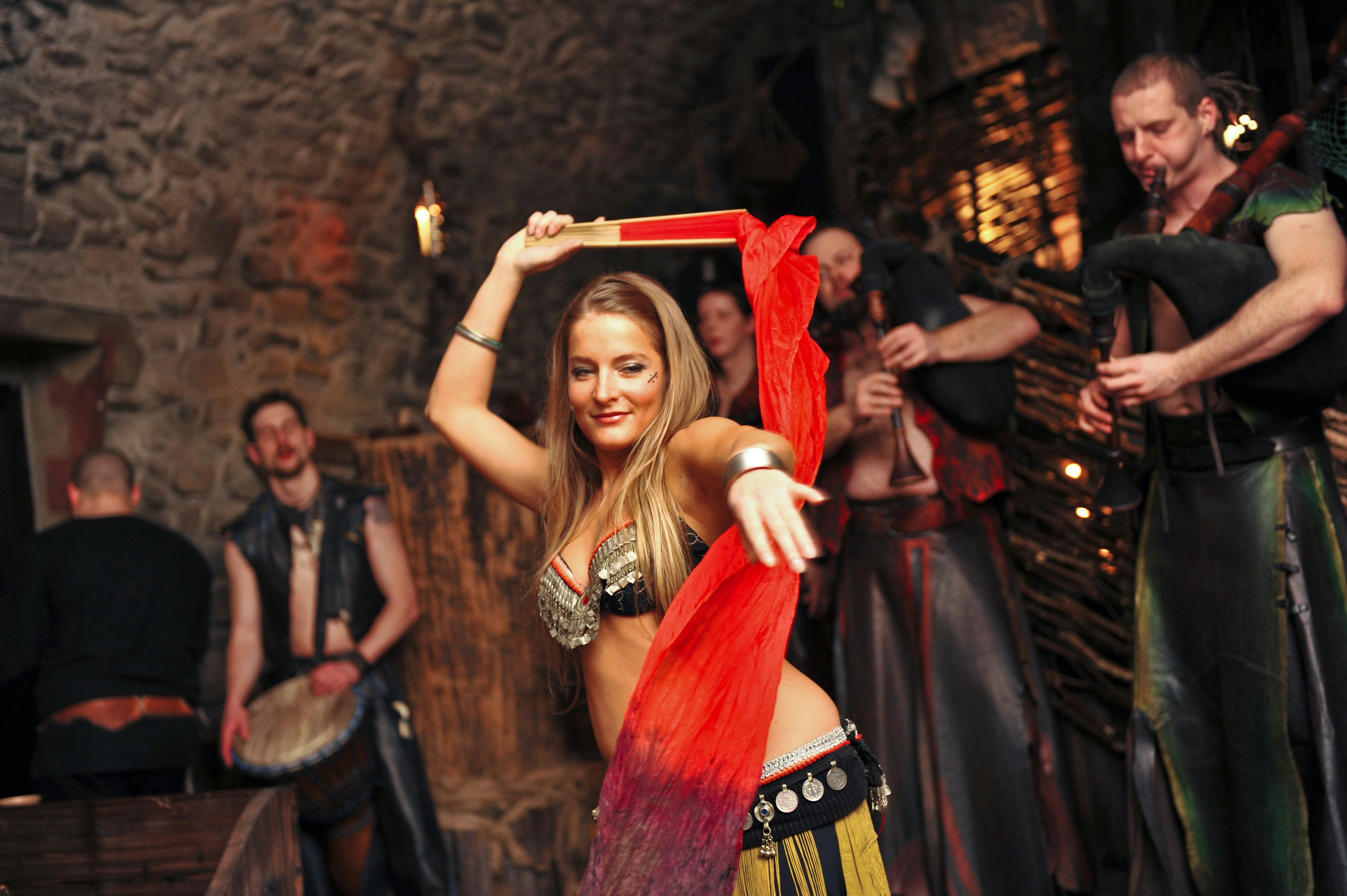 Praga: Cena Medieval con Espectáculo en Vivo y Bebidas Ilimitadas