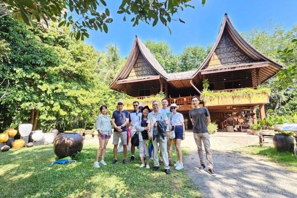 Επισκεφτείτε ένα παραδοσιακό ταϊλανδέζικο σπίτι για να παρατηρήσετε τα τοπικά έθιμα και πρακτικές από πρώτο χέρι.