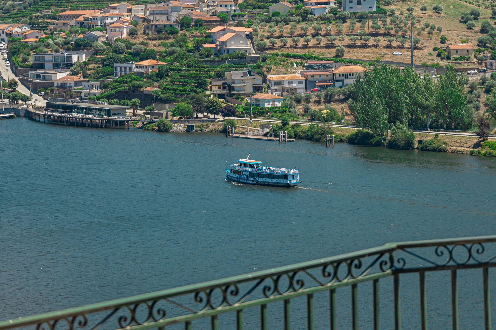 Cruise boat