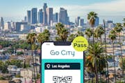 Los Angeles Explorer Pass by Go City visas på en smartphone med staden LA i bakgrunden