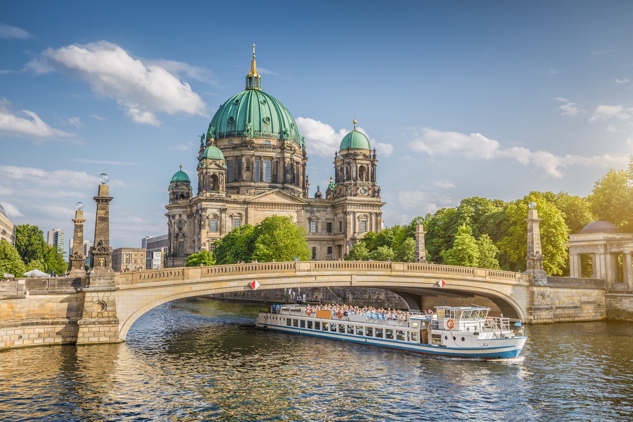 Berlín Deluxe: Visita en coche con comida en el Reichstag, degustación de vino y chocolate - Alojamientos en Berlín