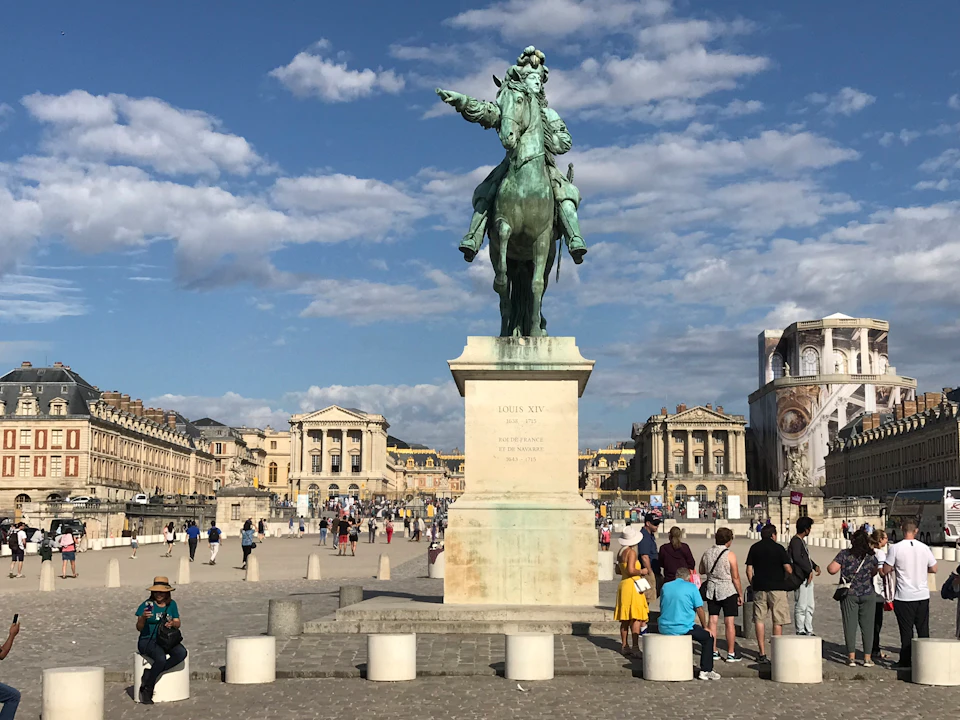 MEETING POINT Louis XIV th equestrian statue