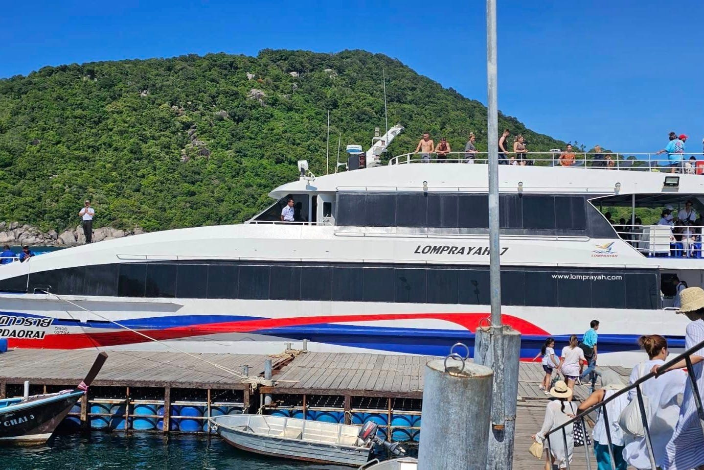 Traveling with Lomprayah offers a convenient and enjoyable way to explore Thailand’s beautiful islands.