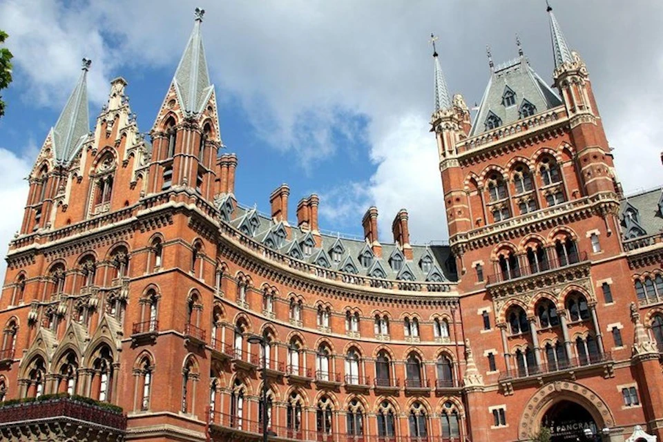 Famous St. Pancras Station_The Flying Car Scene