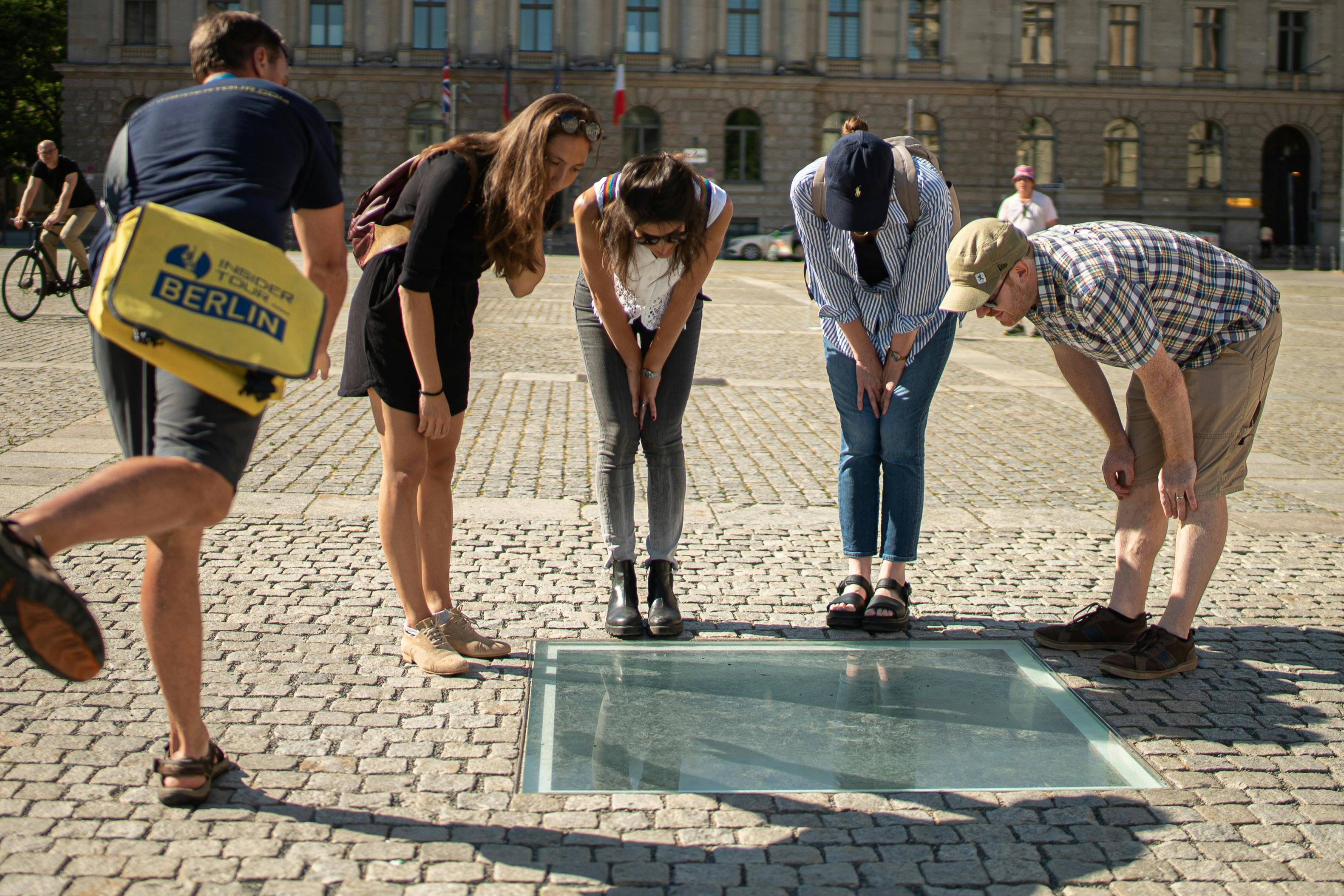 Památník pálení knih na Bebelplatz na prohlídce Berlína