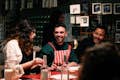 Eine Gruppe glücklicher Menschen macht Paella mit Juliá Travel
