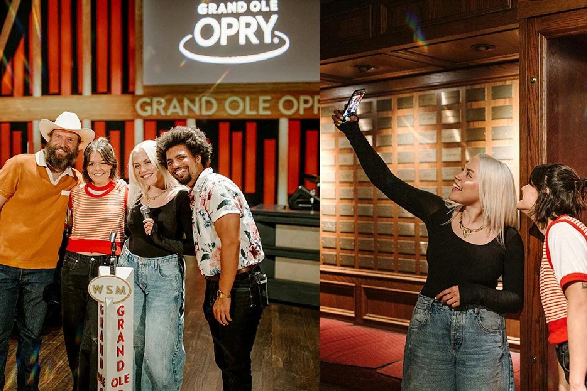Fire mennesker smiler på scenen ved Grand Ole Opry, der holder en mikrofonholder, med Grand Ole Opry-skiltet i baggrunden.