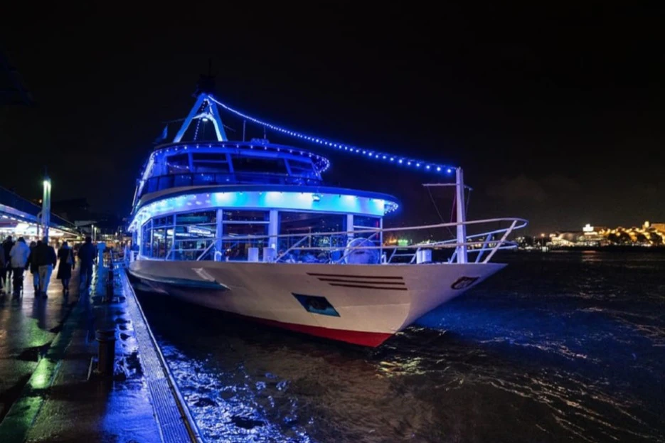 Hamburg: Elbe River Saturday Night Boat Party