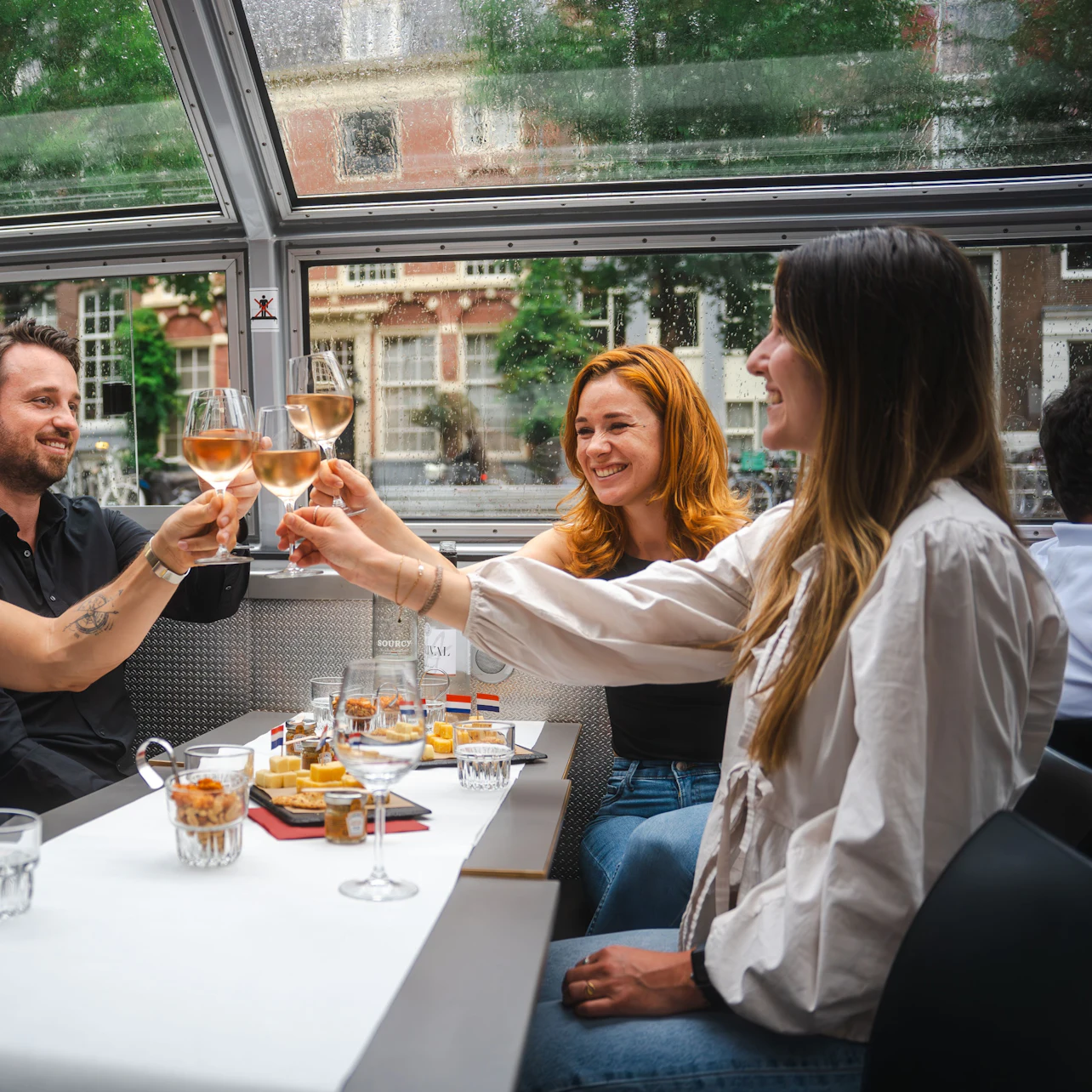 Amsterdam: Evening Canal Cruise with Drinks & Cheese