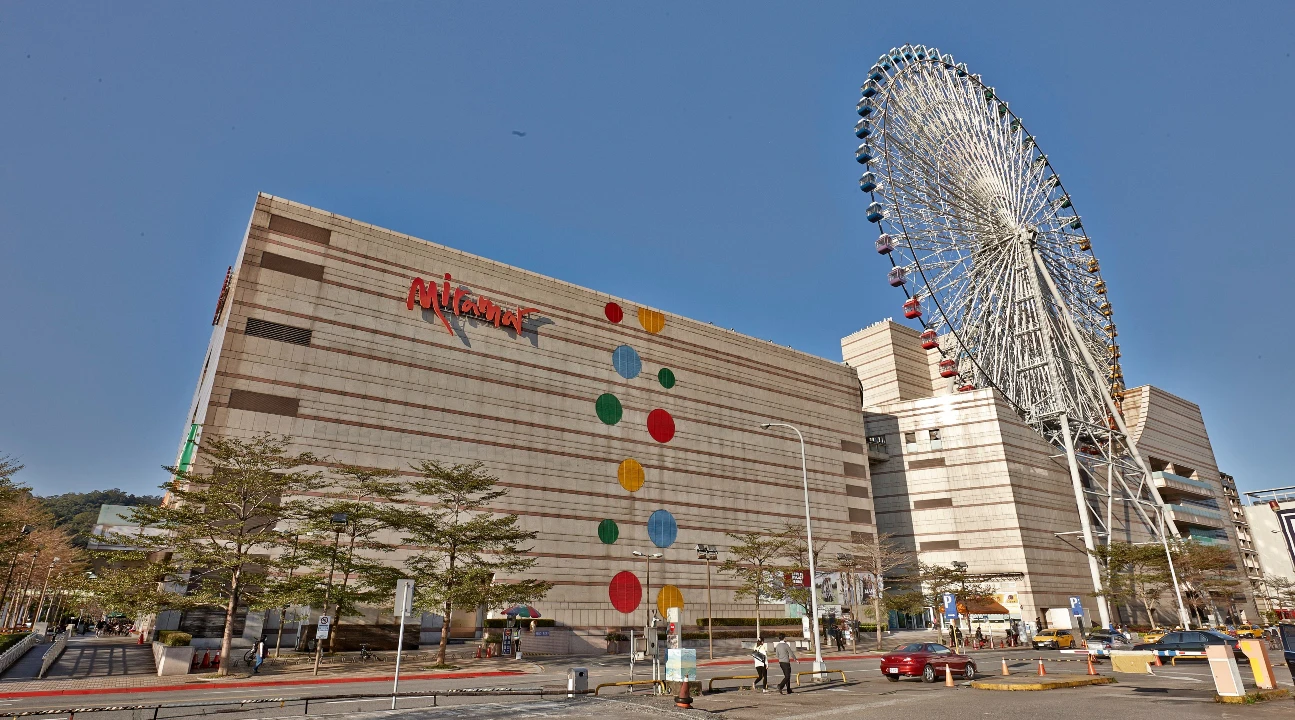 Taipei: Miramar Ferris Wheel Ticket + Miniatures Museum Combo